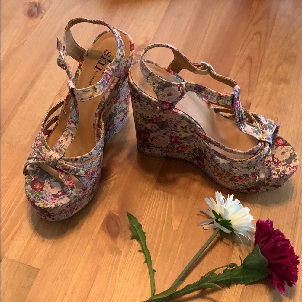 Floral print wedge heel sandals Shi by JOURNEYS
